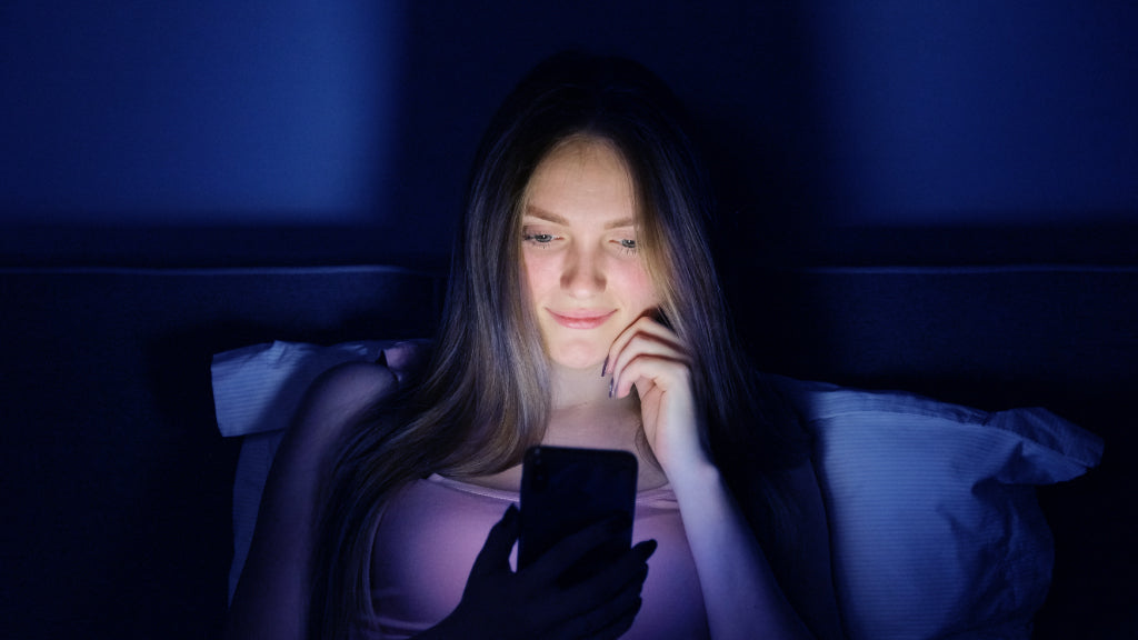 ¿Sabes cómo Defender tu Piel de la Luz Azul? En Belle Farma Te Contamos